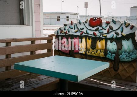 Ein farbenfroher Restaurantstand aus Holz ist am Sonntag entlang der Promenade am Salisbury Beach, NH, als Eiscreme dekoriert. Stockfoto