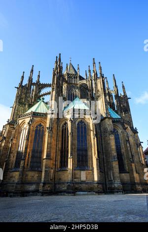 Hinter der Ostfassade der St.-Veits-Kathedrale in Prag befinden sich fliegende Strebepfeiler, Kapellen, gepflasterter Platz und umliegende Gebäude. Prager Burg, Prag Stockfoto