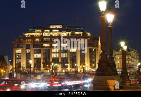 Samaritaine ist ein großes Kaufhaus in Paris, Frankreich, das sich im ersten Arrondissement befindet. Eingebettet zwischen der seine und der Rue de Rivoli Stockfoto