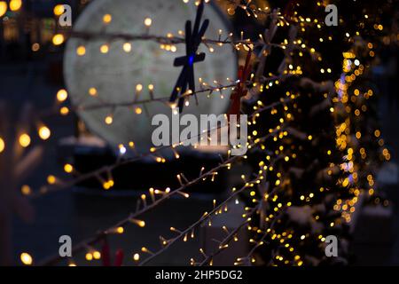 Die Girlanden des neuen Jahres. Lichter auf der Straße. Dekoration der Stadt. Verschwommener Hintergrund von LED-Girlanden. Stockfoto