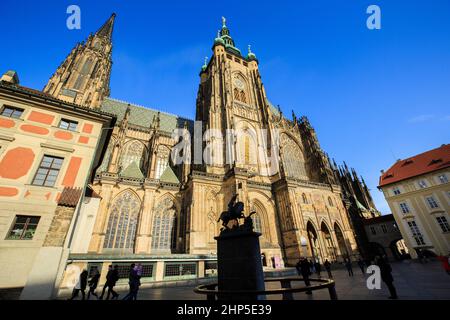 Die Südfassade des Veitskathedrals zeigt das Goldene Tor und sein Mosaik der Auferstehung, die Prager Burg Stockfoto