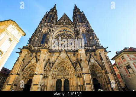 Westeingang zur St. Veitskathedrale auf der Prager Burg Hradcany mit Rosenfenster von Frantisek Kysela, Prag, Tschechische Republik Stockfoto