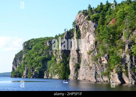 Atemberaubende Mazinaw Klippen am späten Nachmittag im Sommer Stockfoto