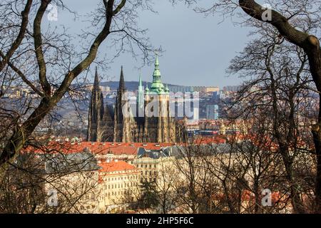 Blick auf die St. Veits Kathedrale, Mala Strana, Prager Burg, vom Petrin Berg, Prag, Tschechische Republik Stockfoto