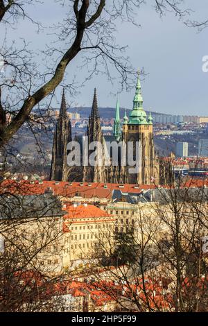 Blick auf die St. Veits Kathedrale, Mala Strana, Prager Burg, vom Petrin Berg, Prag, Tschechische Republik Stockfoto