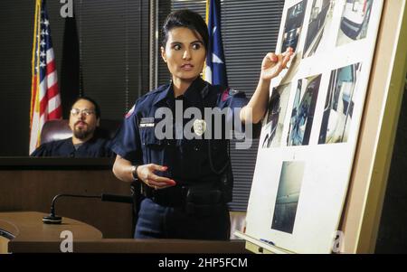 Austin, Texas, USA,1997: Polizeibeamtin, die vor einem Bezirksgericht über einen Schießstand aussagte. HERR EU-0086. (Modelle) ©Bob Daemmrich Stockfoto