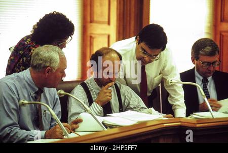 Austin Texas USA,1989: Mitglieder des gemeinsamen Haushaltsausschusses des Repräsentantenhauses und des Senats von Texas treffen sich, um eine Haushaltsvereinbarung zu treffen. ©Bob Daemmrich Stockfoto