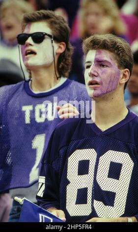 Waco Texas USA, 1994: College-Fußballfans zeigen ihre schulische Loyalität, indem sie ihre Gesichter in ihren Schulfarben malen. ©Bob Daemmrich Stockfoto