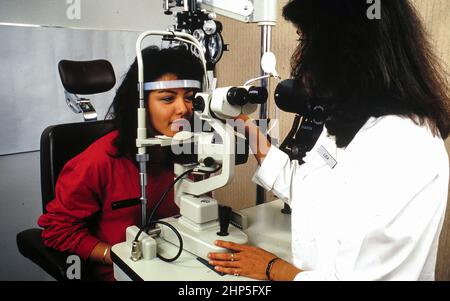 Austin Texas USA, um 1988: Hispanischer Teenager, der eine Augenuntersuchung in einem Augenarztbüro erhält. MR RR-026-29,32. ©Bob Daemmrich Stockfoto