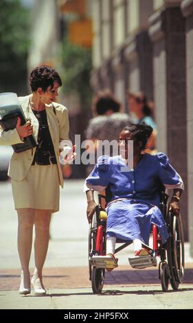 Austin Texas USA,1995: Geschäftsfrauen grüßen sich gegenseitig auf der Straße in der Innenstadt. Model veröffentlicht EC-0060 ©Bob Daemmrich Stockfoto