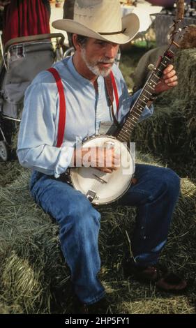 San Antonio Texas USA,1993: Banjo-Spieler beim Texas Folklife Festival eine Melodie auserklart. ©Bob Daemmrich Stockfoto