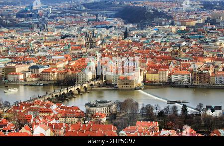 Blick auf die Karlsbrücke und die Moldau und Prag Stadt vom Petrin Hügel, Prag, Tschechische republik Stockfoto
