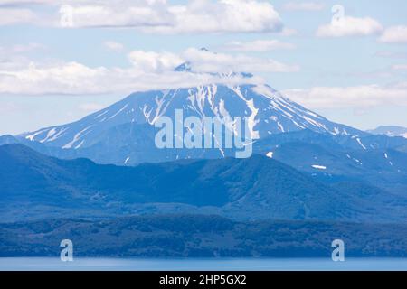 Vulkan Koryaksky, Halbinsel Kamtschatka, Russland. Ein aktiver Vulkan 35 km nördlich der Stadt Petropavlovsk-Kamtschatsky. Die absolute Höhe beträgt 3430 Stockfoto
