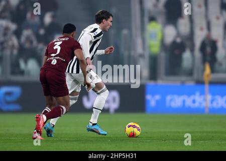 Dusan Vlahovic vom FC Juventus und Gleison Bremer vom FC Turin kämpfen während des Serie-A-Spiels zwischen dem FC Juventus und dem FC Turin im Allianz Stadium am 18. Februar 2022 in Turin, Italien, um den Ball. Stockfoto