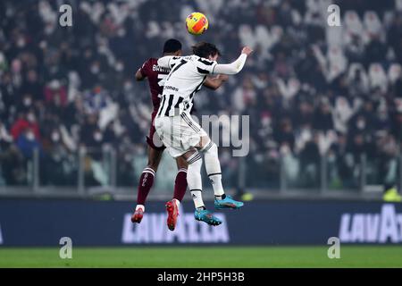 Dusan Vlahovic vom FC Juventus und Gleison Bremer vom FC Turin kämpfen während des Serie-A-Spiels zwischen dem FC Juventus und dem FC Turin im Allianz Stadium am 18. Februar 2022 in Turin, Italien, um den Ball. Stockfoto