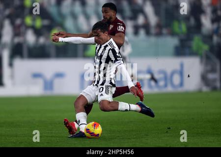 Paulo Dybala vom FC Juventus und Gleison Bremer vom FC Turin kämpfen während des Serie-A-Spiels zwischen dem FC Juventus und dem FC Turin im Allianz Stadium am 18. Februar 2022 in Turin, Italien, um den Ball. Stockfoto