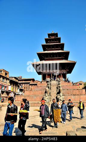 Jäten Parade Nyatapola Tempel der fünf Dächer Tempel Taumdhadi Tole Platz Bhaktapur Nepal Stockfoto