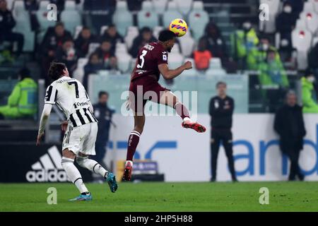 Dusan Vlahovic vom FC Juventus und Gleison Bremer vom FC Turin kämpfen während des Serie-A-Spiels zwischen dem FC Juventus und dem FC Turin im Allianz Stadium am 18. Februar 2022 in Turin, Italien, um den Ball. Stockfoto