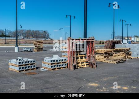 Horizontale Aufnahme von Schlackenblöcken, Gerüsten und Holzpaletten auf einer Industriebaustelle. Stockfoto