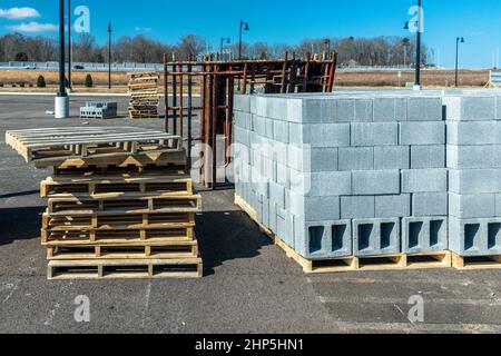 Horizontale Aufnahme neuer Zunder, die auf Holzpaletten auf einer großen Industriebaustelle gestapelt wurden. Stockfoto