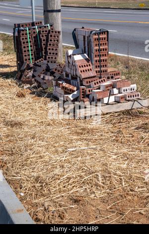 Vertikale Aufnahme von Ziegelbündeln auf einer neuen Baustelle. Stockfoto