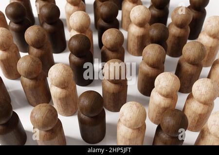 Diversity, Equality and Representation Konzept. Holzpuppe Figuren in verschiedenen Schattierungen. 3D Rendern. Stockfoto