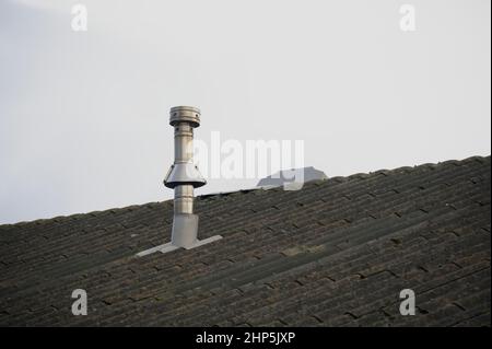 Schornstein Schornstein zu gebäudeaußenwand Edelstahl aus der Auspuffanlage Kesselanlage Zimmer Feste Stockfoto