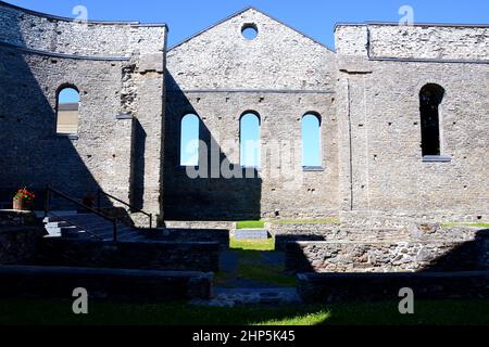 Die Mauern der katholischen Kirche St. Raphael werfen im Sommer dunkle Schatten in das hell erleuchtete Innere Stockfoto