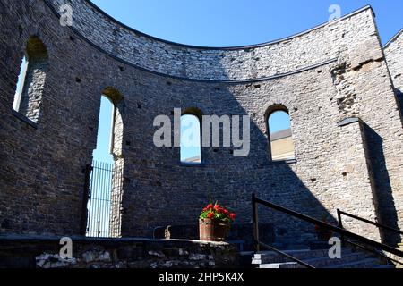 Die Mauern der katholischen Kirche St. Raphael ruinieren im Sommer im Schatten Stockfoto