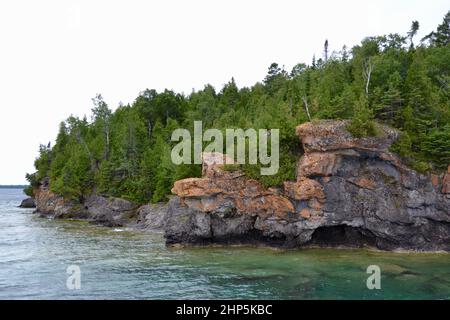 Bunte Felsklippen auf der Insel entlang der Georgian Bay Stockfoto