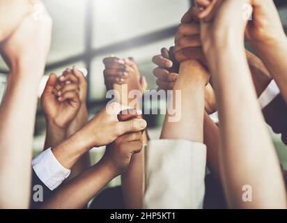 Der Unterschied zwischen Erfolg und Misserfolg ist ein großartiges Team. Ausgeschnittene Aufnahme einer Gruppe von Geschäftsleuten, die sich die Hände hielten. Stockfoto