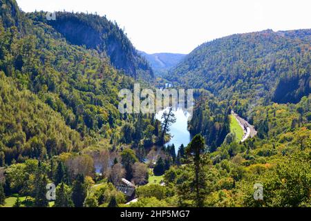 Im Sommer bietet der Aussichtspunkt einen Panoramablick auf den Agawa Canyon Stockfoto