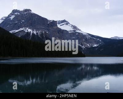 Malerische Berge am Rande des Emerald Lake im Yoho National Park Stockfoto