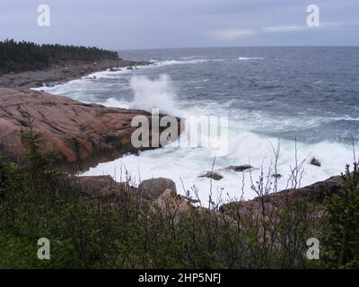Stürzende Wellen entlang der felsigen Küste im Cape Breton Highlands National Park Stockfoto