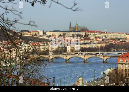 Blick auf den Veitsdom, die Mala Strana, die Prager Burg, die Karlsbrücke über die Moldau, von der Vysehrad-Festung, Prag, Tschechische Republik Stockfoto