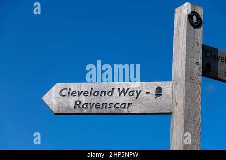 Holzwegweiser entlang des langen Fußweges des Cleveland Way, der in Richtung Ravenscar zeigt Stockfoto
