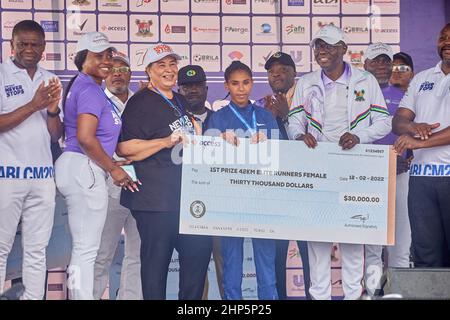 Die 3.-platzierte Gewinnerin Dagne Siranesh erhält eine Medaille und ein Preisgeld, nachdem sie am 12. Februar 2022 beim Access Bank Lagos City Marathon teilgenommen hat. Stockfoto