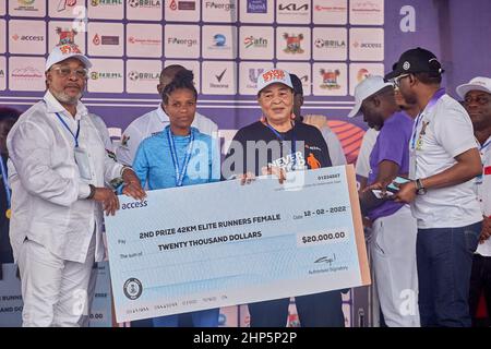 Alemenseh Guta, eine Gewinnerin mit einem 2.. Platz, erhält nach dem Wettbewerb beim Access Bank Lagos City Marathon am 12. Februar 2022 eine Medaille und ein Preisgeld. Stockfoto