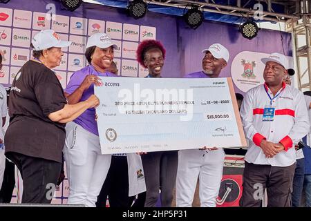 Die 3.-jährige Gewinnerin Naomi Maiyo erhält eine Medaille und ein Preisgeld, nachdem sie am 12. Februar 2022 beim Access Bank Lagos City Marathon teilgenommen hat. Stockfoto