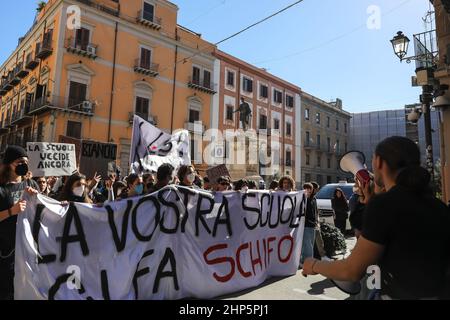 Palermo, Italien. 18th. Februar 2022. Schüler Schule-Arbeit Wechsel Demonstration in Palermo. (Foto: Antonio Melita/Pacific Press) Quelle: Pacific Press Media Production Corp./Alamy Live News Stockfoto