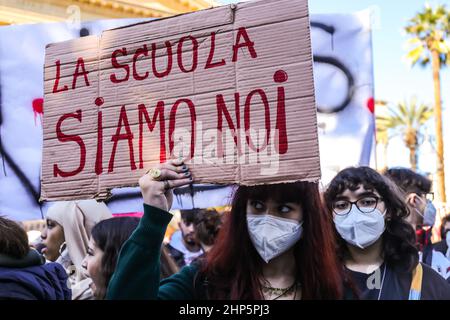 Palermo, Italien. 18th. Februar 2022. Schüler Schule-Arbeit Wechsel Demonstration in Palermo. (Foto: Antonio Melita/Pacific Press) Quelle: Pacific Press Media Production Corp./Alamy Live News Stockfoto