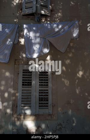 Laken, die an der Wäscheleine vom Fenster hängen, Perast, Montenegro. Stockfoto