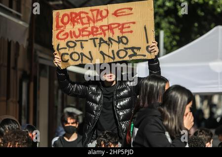 Palermo, Italien. 18th. Februar 2022. Schüler Schule-Arbeit Wechsel Demonstration in Palermo. (Foto: Antonio Melita/Pacific Press) Quelle: Pacific Press Media Production Corp./Alamy Live News Stockfoto