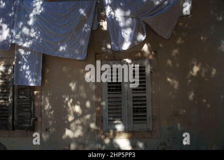 Laken, die an der Wäscheleine vom Fenster hängen, Perast, Montenegro. Stockfoto