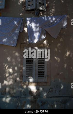 Laken, die an der Wäscheleine vom Fenster hängen, Perast, Montenegro. Stockfoto