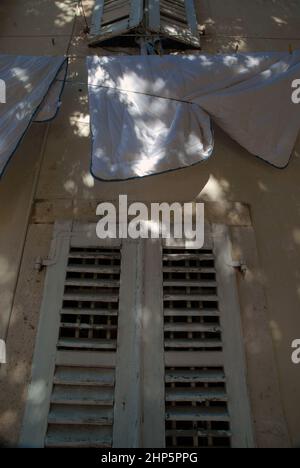 Laken, die an der Wäscheleine vom Fenster hängen, Perast, Montenegro. Stockfoto