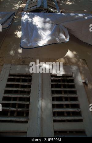 Laken, die an der Wäscheleine vom Fenster hängen, Perast, Montenegro. Stockfoto