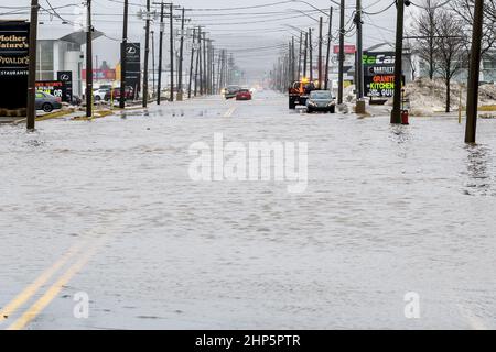 Saint John, NB, Kanada - 18. Feb 2021: Eine Stadtstraße, Rothesay Avenue, überflutet von einem starken Regensturm. Stockfoto