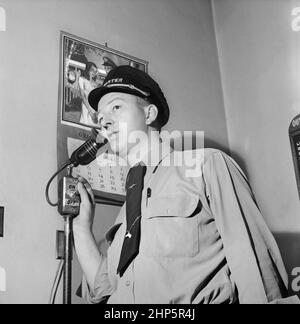 Arbeiter ruft Busse, Greyhound Bus Terminal, Cincinnati, Ohio, USA, Esther Bubley, U.S. Office of war Information/USA Farm Security Administration, September 1943 Stockfoto