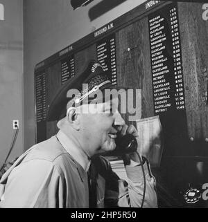 Dispatcher, Greyhound-Busbahnhof, Cincinnati, Ohio, USA, Esther Bubley, U.S. Office of war Information/USA Farm Security Administration, September 1943 Stockfoto